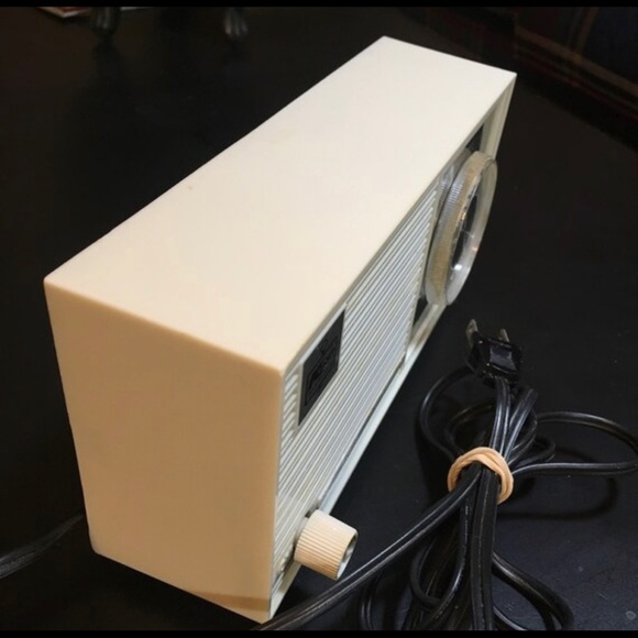 Vintage 1960s table radio Kmart model 30-61 - Picture 3 of 7
